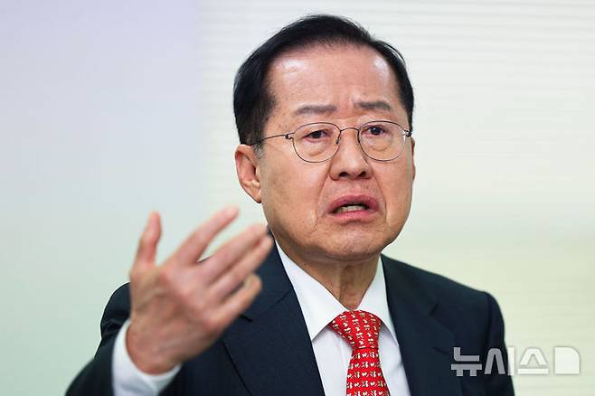 [서울=뉴시스] 권창회 기자 = 홍준표 제21대 대통령 선거 국민의힘 경선 후보가 지난 16일 서울 여의도 홍준표 선거사무실에서 뉴시스와 인터뷰를 하고 있다. 2025.04.17. kch0523@newsis.com