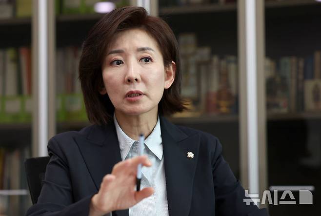 [서울=뉴시스] 조성우 기자 = 나경원 제21대 대통령 선거 국민의힘 경선 후보가 16일 서울 여의도 국회 의원회관에서 뉴시스와 인터뷰를 하고 있다. 2025.04.17. xconfind@newsis.com