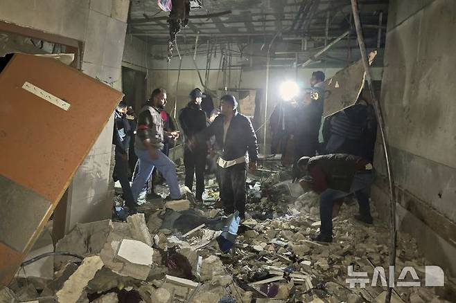 [칸유니스=AP/뉴시스] 3월23일 가자지구 남부 칸유니스에서 구조대원들이 이스라엘군의 표적 공격을 받아 파손된 나세르 병원 병실을 점검하고 있다. 이 폭격으로 하마스 정치국 지도자 이스마일 바룸이 살해된 것으로 알려졌다. 2025.04.17.