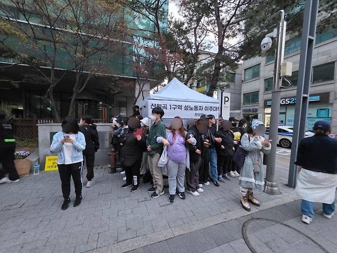 [서울=뉴시스] 고재은 수습기자 = 서울 성북구 하월곡동 일대 성매매 집결지, 이른바 '미아리텍사스' 에서 강제 철거를 당한 여성들이 17일 오전 성북구청 앞에서 천막농성을 벌이며 강하게 항의했다.2025.04.17. jeko@newsis.com *재판매 및 DB 금지