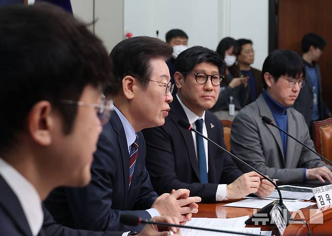 [서울=뉴시스] 고승민 기자 = 이재명 더불어민주당 대표가 7일 서울 여의도 국회에서 열린 AI강국위원회 주관 'AI시대, 대한민국 새로운 길을 찾다' 토론회에서 발언하고 있다. 2025.03.07. kkssmm99@newsis.com