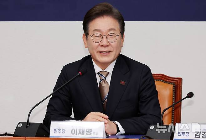 [서울=뉴시스] 조성우 기자 = 16일 오전 서울 여의도 국회에서 열린 더불어민주당 제21대 대통령 선거 후보자 선출을 위한 경선 공명선거 실천 서약식에서 이재명 후보가 발언하고 있다. 2025.04.16. xconfind@newsis.com