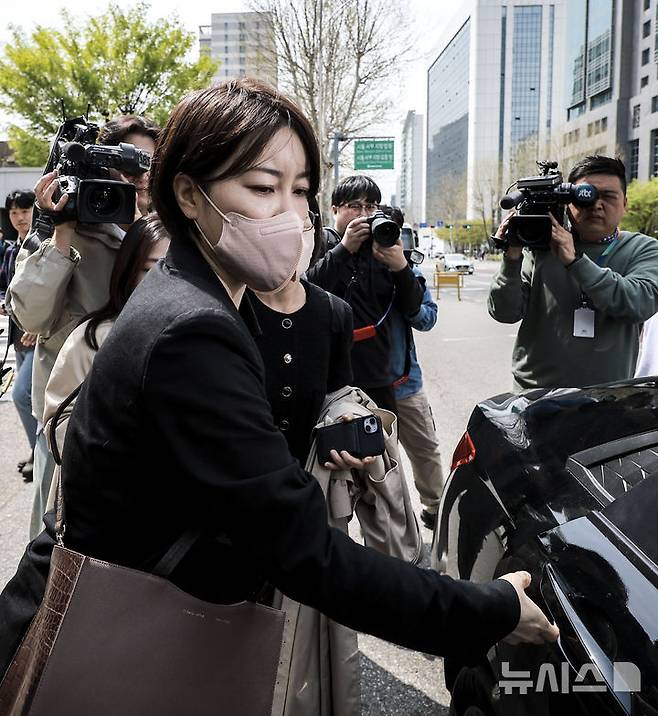 [서울=뉴시스] 정병혁 기자 = 음주운전 및 불법 숙박업 혐의로 재판에 넘겨진 문재인 전 대통령의 딸 문다혜 씨가 17일 서울 마포구 서울서부지방법원에서 열린 1심 선고기일을 마친 뒤 법원을 나와 차량에 탑승하고 있다. 이날 서울서부지법 형사5단독 김형석 부장판사는 도로교통법상 음주운전·공중위생관리법 위반 혐의로 기소된 문다혜씨에게 벌금 1500만원을 선고했다.2025.04.17. jhope@newsis.com