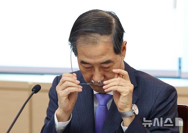 [서울=뉴시스] 최진석 기자 = 한덕수 대통령 권한대행 국무총리가 17일 정부서울청사에서 열린 제6차 2025년 아시아태평양경제협력체(APEC) 정상회의 준비위원회에서 안경을 벗고 있다. 2025.04.17. myjs@newsis.com