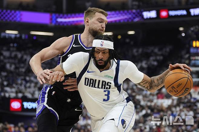 [새크라멘토=AP/뉴시스] 미국프로농구(NBA) 댈러스 매버릭스의 앤서니 데이비스(아래). 2025. 4. 16.