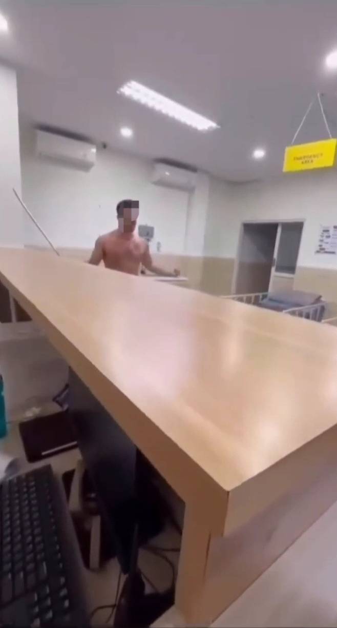 커튼봉을 휘두르는 난동범 [출처=인스타그램 canggu_bali]