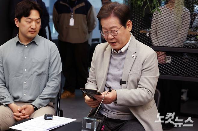 이재명 더불어민주당 대선 예비후보가 14일 서울 강남구 퓨리오사AI를 찾아 퓨리오사AI NPU를 살펴보고 있다. 국회사진취재단