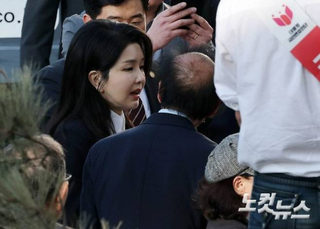 윤석열 전 대통령 부인 김건희 여사가 지난 11일 한남동 관저를 퇴거해 사저인 서울 서초구 아크로비스타로 들어서고 있다. 황진환 기자