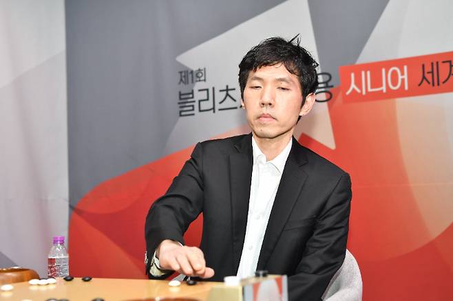 이창호 9단이 '제1회 블리츠자산운용 시니어 세계바둑 오픈' 결승에서 바둑 돌을 놓고있다. 한국기원 제공