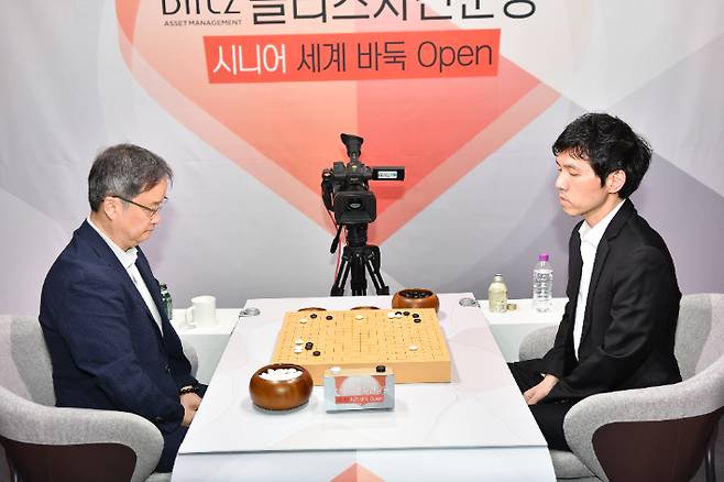 제1회 블리츠자산운용 시니어 세계바둑 오픈 결승전에서 대국 중인 이창호 9단(사진 오른쪽)과 유창혁 9단. 한국기원 제공