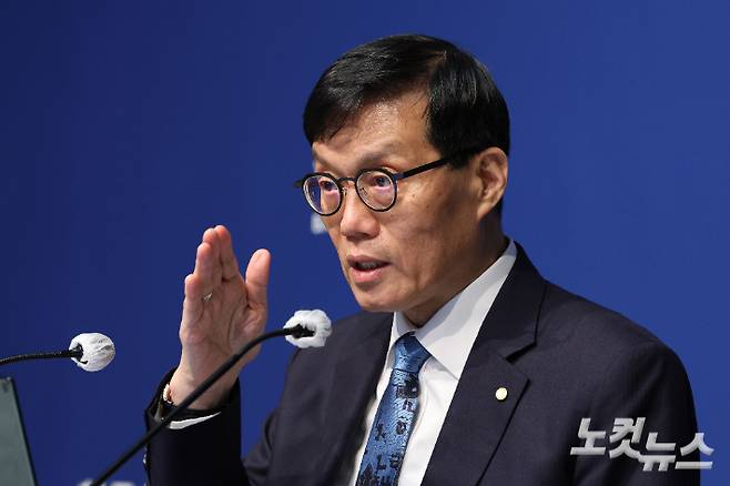 이창용 한국은행 총재가 17일 서울 중구 한국은행에서 열린 통화정책방향 기자간담회에서 발언하고 있다. 사진공동취재단