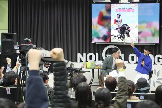12일 팬들과 소통하고 있는 문세영 기수(오른쪽). 한국마사회