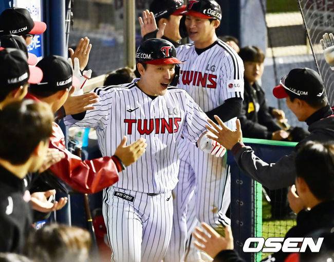 [OSEN=잠실, 민경훈 기자] 16일 서울 잠실야구장에서 2025 신한 SOL Bank KBO리그 LG 트윈스와 삼성 라이온즈의 경기가 열린다.이날 LG는 임찬규, 삼성은 최원태를 선발로 예고했다.5회말 무사 주자 1,2루 LG 박동원이 좌월 스리런 홈런을 때린 후 덕아웃에서 기뻐하고 있다. 2025.04.16 / rumi@osen.co.kr