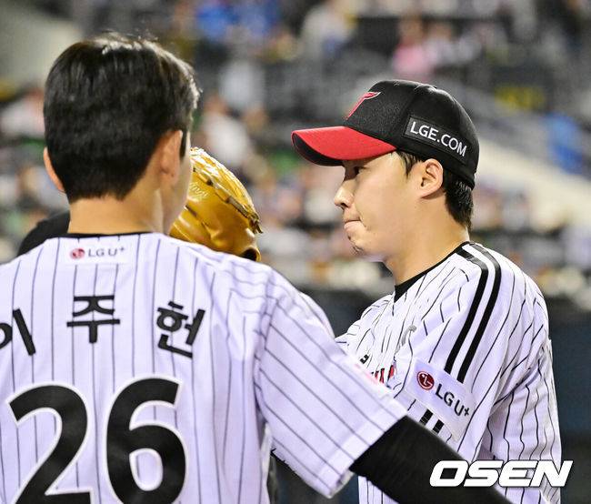 [OSEN=잠실, 민경훈 기자] 16일 서울 잠실야구장에서 2025 신한 SOL Bank KBO리그 LG 트윈스와 삼성 라이온즈의 경기가 열린다.이날 LG는 임찬규, 삼성은 최원태를 선발로 예고했다.6회초를 마친 LG 선발 임찬규가 덕아웃으로 향하며 기뻐하고 있다. 2025.04.16 / rumi@osen.co.kr