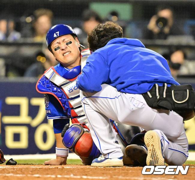 [OSEN=잠실, 민경훈 기자] 16일 서울 잠실야구장에서 2025 신한 SOL Bank KBO리그 LG 트윈스와 삼성 라이온즈의 경기가 열린다.이날 LG는 임찬규, 삼성은 최원태를 선발로 예고했다.4회말 1사 주자 2,3루 LG 신민재의 타구때 LG 문성주가 홈에서 강민호와 충돌한 후 강민호가 고통을 호소하고 있다. 2025.04.16 / rumi@osen.co.kr