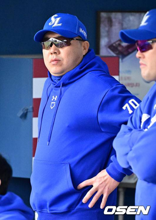 [OSEN=잠실, 민경훈 기자] 16일 서울 잠실야구장에서 2025 신한 SOL Bank KBO리그 LG 트윈스와 삼성 라이온즈의 경기가 열렸다.이 경기에서 LG는 12-2 대승을 거뒀다. 삼성은 4연패에 빠졌다. 이로써 LG는 16승3패, 승률 .842의 고공행진을 이어갔다. 박동원이 투런 홈런, 스리런 홈런을 터뜨리며 5타수 3안타 5타점으로 활약했다. LG 선발투수 임찬규는 6이닝 7피안타 1볼넷 4탈삼진 2실점으로 시즌 4승째를 거뒀다. 다승 단독 1위다. 경기 중 덕아웃에서 삼성 박진만 감독이 심각하게 경기를 주시하고 있다. 2025.04.16 / rumi@osen.co.kr