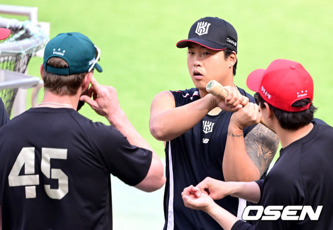 경기를 앞두고 진행된 훈련에서 KT 강백호가 KIA 위즈덤의 퍽 노브(puck knob)형태 방망이를 들어보며 대화를 나누고 있다.