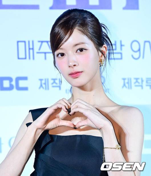 [OSEN=지형준 기자] 3일 오후 서울 용산구 CGV 용산아이파크몰에서 MBC 새 금토드라마 '바니와 오빠들' 제작발표회가 열렸다.&nbsp;'바니와 오빠들'은&nbsp;흑역사로 남아버린 첫 연애 이후, 갑자기 다가온 매력적인 남자들과 엮이게 된 바니의 남친 찾기 로맨스 드라마다. 'MZ여신'으로 불리는 배우 노정의가 타이틀 롤을 맡아 신예 이채민, 조준영과 호흡을 맞추기로 해 기대를 모으고 있다.&nbsp;배우 노정의가 포토타임을 하고 있다. 2025.04.03 / jpnews@osen.co.kr