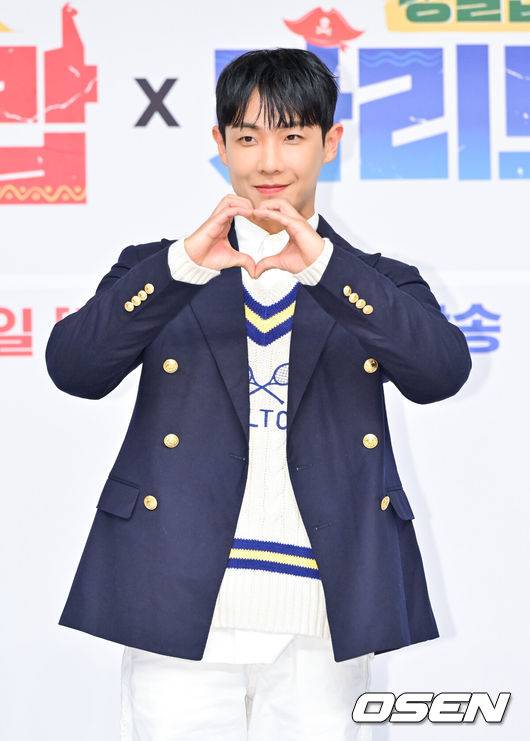 [OSEN=박준형 기자]  27일 목동 SBS 사옥에서 SBS ‘정글밥2 - 페루밥, 카리브밥(이하 '정글밥2')’ 제작발표회가 진행됐다. 오는 27일 첫 방송되는 SBS 새 예능프로그램 '정글밥2 - 페루밥, 카리브밥'은 미지의 정글에서 직접 캐고 잡고 요리하며 펼쳐지는 노동과 미식의 경계를 넘나드는 여행 이야기로 이날 행사에는 류수영, 최현석, 김옥빈, 최다니엘, 윤남노, 이준, 한비인 PD, 류지환 PD가 참석했다. 가수 이준이 포즈를 취하고 있다.   2025.02.27 / soul1014@osen.co.kr