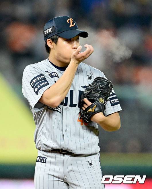 [OSEN=인천, 김성락 기자] 17일 오후 SSG 랜더스 필드에서 ‘2025 신한 SOL BANK KBO리그’ SSG 랜더스와 한화 이글스의 경기가 열렸다.이날 SSG는 미치 화이트를, 한화는 류현진을 선발투수로 내세웠다. 8회말 한화 정우주가 마운드에 올라 투구를 준비하고 있다. 2025.04.17 / ksl0919@osen.co.kr