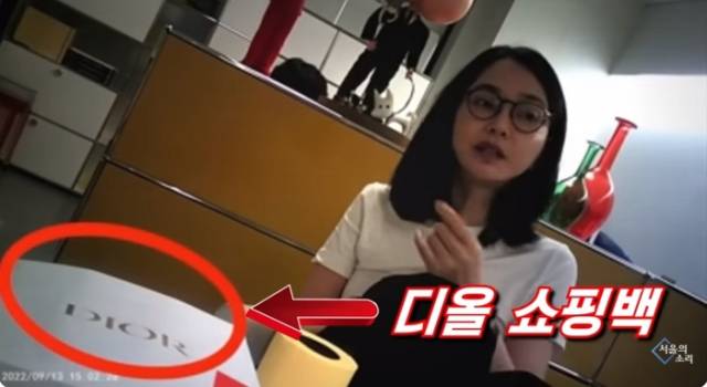 ▲명품백을 받고 있는 김건희의 모습이 <서울의소리>가 공개한 영상에 담겨 있었다.