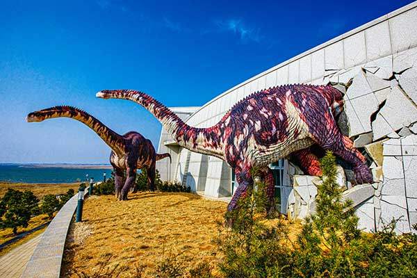 박물관 벽을 부수고 나와 살아 움직이는 듯한 공룡 모형을 만날 수 있다.&nbsp;