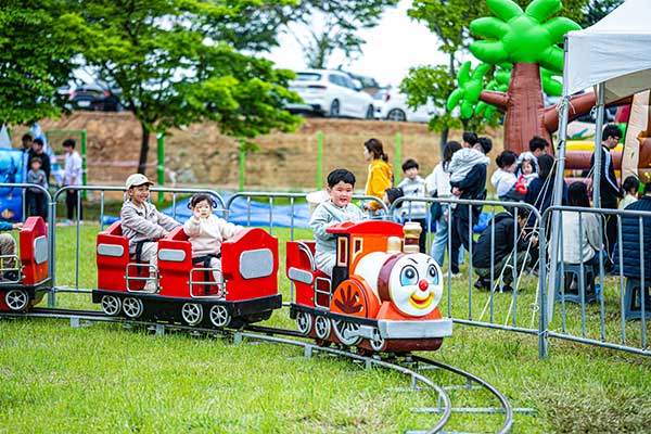 축제 기간이 되면 해남공룡박물관은 작은 놀이동산으로 바뀐다. 레일열차를 타는 어린이들.&nbsp;
