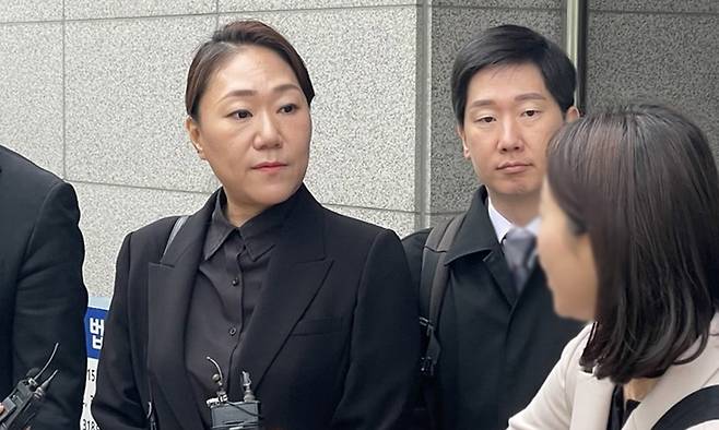 윤석열 전 대통령 부부의 공천개입 의혹을 제기한 강혜경 씨가 17일 창원시 성산구 창원지법에서 열린 정치자금법 위반 혐의 사건 첫 공판을 마친 후 법정을 나서면서 취재진의 질문에 답하고 있다. 뉴스1