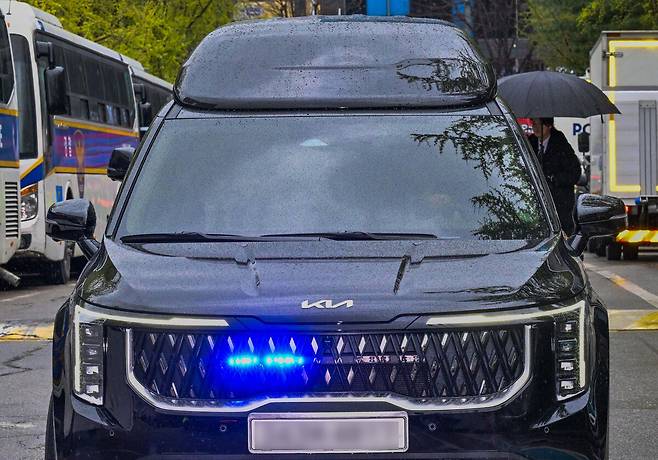 내란 우두머리 혐의로 형사 첫 정식재판을 받는 윤석열 전 대통령이 14일 서울 서초구 서울중앙지방법원에서 오후에 열리는 재판에 참석하기 위해 법원에 들어서고 있다. 사진공동취재단