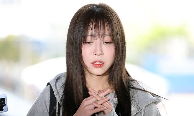 유명 유튜버 ‘쯔양’(본명 박정원)이 16일 고소인 자격으로 조사를 받으러 서울 강남경찰서로 출석하면서 취재진의 질문에 답하고 있다. 앞서 쯔양은 유튜브 채널 ‘가로세로연구소’ 대표 김세의씨를 협박·강요 등 혐의로 고소했다. 연합뉴스
