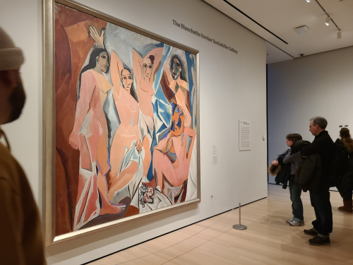 미국 뉴욕 현대미술관에 전시된 ‘아비뇽의 아가씨들’을 관람객들이 바라보고 있다.