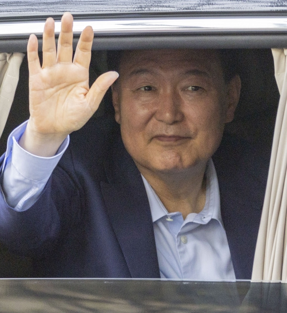 손 흔들며 사저 앞 지지자들에게 인사하는 윤 전 대통령 - 윤석열 전 대통령이 11일 한남동 관저를 떠나 사저가 있는 서초구 아크로비스타에 도착하며 지지자들을 향해 손 인사를 하고 있다. 2025.4.11 연합뉴스