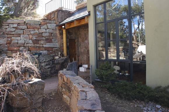 샌타페이 카운티 보안 당국이 할리우드 유명 배우 진 해크먼과 부인인 벳시 아라카와가 살던 자택의 내부 영상을 공개했다. 샌타페이 카운티 보안관부 제공