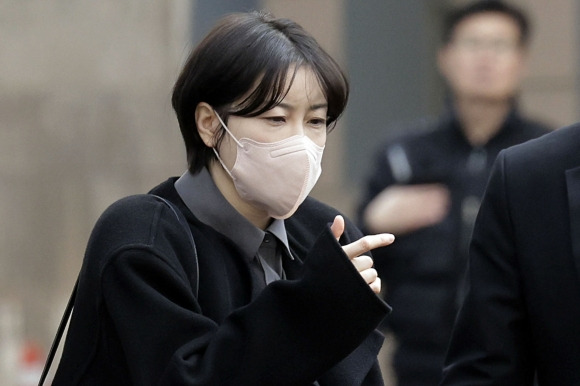 문재인 전 대통령의 딸 문다혜 씨가 지난달 20일 서울 마포구 서울서부지방법원에서 열린 음주 운전·불법 숙박업 혐의 공판을 마친 뒤 법원을 나서고 있다. 뉴시스