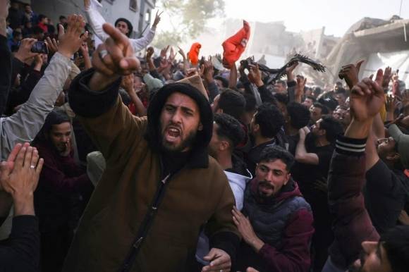 가자지구 주민들이 하마스 통치에 반대하며 전쟁 종식을 촉구하고 있다. AFP 연합뉴스