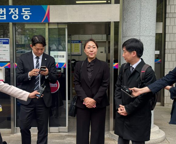 윤석열 전 대통령 부부의 공천 개입 의혹을 제기한 강혜경씨와 그의 변호인단이 17일 창원지법 앞에서 기자들과 만나 ‘명태균 관련 사건 특검’을 촉구하고 있다. 2025.4.17. 이창언 기자
