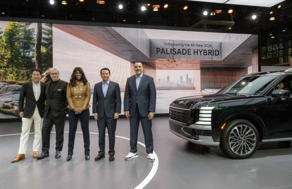 현대자동차가 16일(현지시간) 미국 뉴욕 제이콥재비츠컨벤션 센터에서 열린 ‘2025 뉴욕 국제 오토토쇼’에서 ‘디 올 뉴 팰리세이드’를 공개한 가운데 호세 무뇨스(왼쪽 네 번째) 사장 등 현대차 관계자들이 기념 촬영하고 있다. 현대차 제공