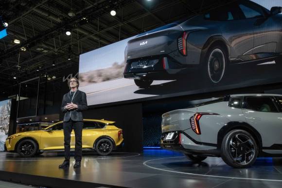 톰 컨즈 기아 미국 디자인센터 수석디자이너가 기아 ‘K4 해치백’(왼쪽)과 ‘EV4’(오른쪽)를 소개하는 모습. 기아 제공