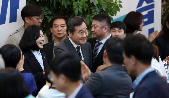 제45대 국무총리를 지낸 이낙연 새미래민주당 상임고문이 17일 서울 용산구 전쟁기념관 피스앤파크컨벤션에서 열린 ‘정상국가를 향해’ 개헌연대 국민대회에 참석하고 있다. 뉴시스