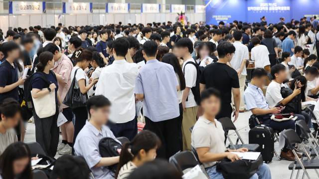 22일 2025학년도 법학전문대학원 공동입학설명회가 열린 서울 서초구 aT센터가 상담 순서를 기다리는 수험생으로 붐비고 있다. 연합뉴스