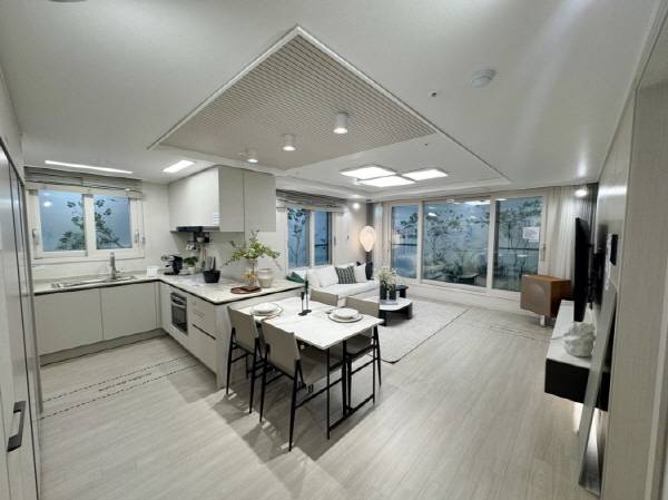 사진=창원 메가시티 자이&위브_전용 74㎡B 주방과 거실 전경