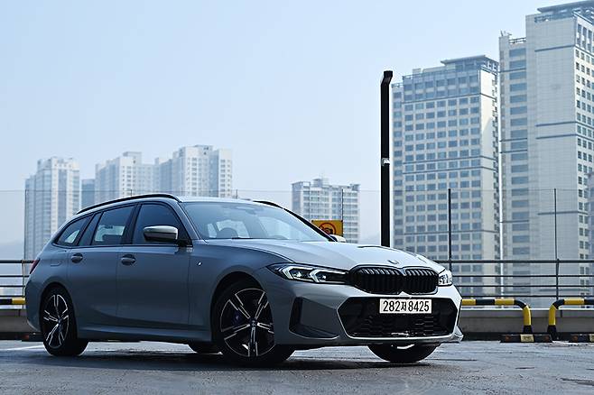 BMW 320i 투어링. 사진 김학수 기자