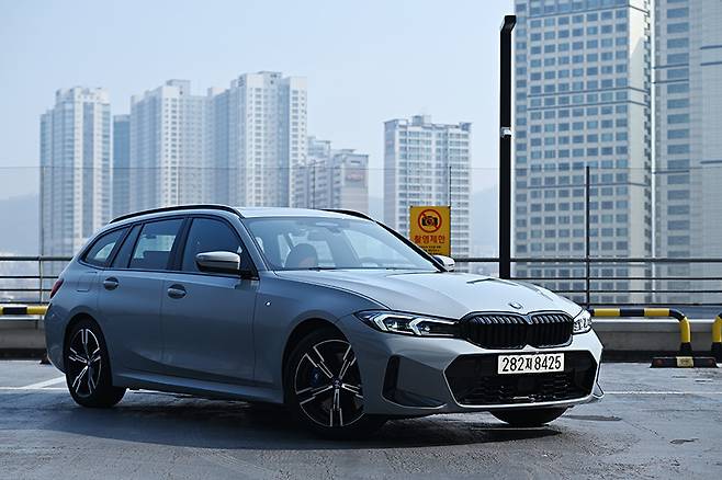 BMW 320i 투어링. 사진 김학수 기자