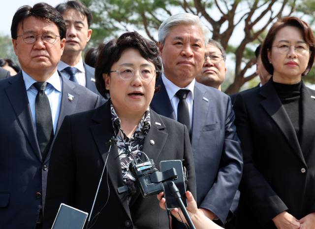 김선민 조국혁신당 대표 권한대행이 10일 광주 북구 국립5·18민주묘지에서 발언하고 있다. 연합뉴스