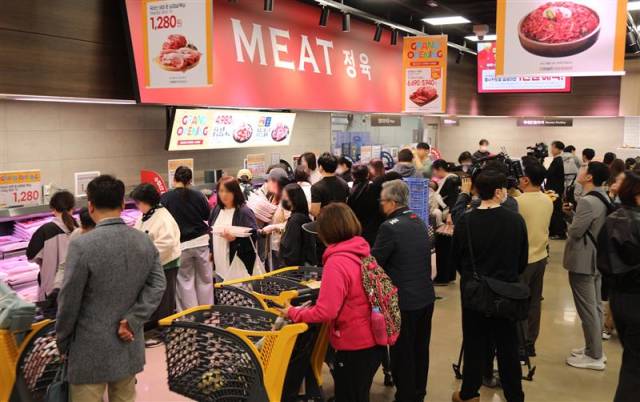 이마트가 17일 서울 강동구 고덕비즈밸리에 미래형 리테일 매장 '이마트 푸드마켓 고덕점'을 그랜드 오픈했다. 사진은 정육 코너에 고객들이 몰린 모습. 사진 제공=이마트