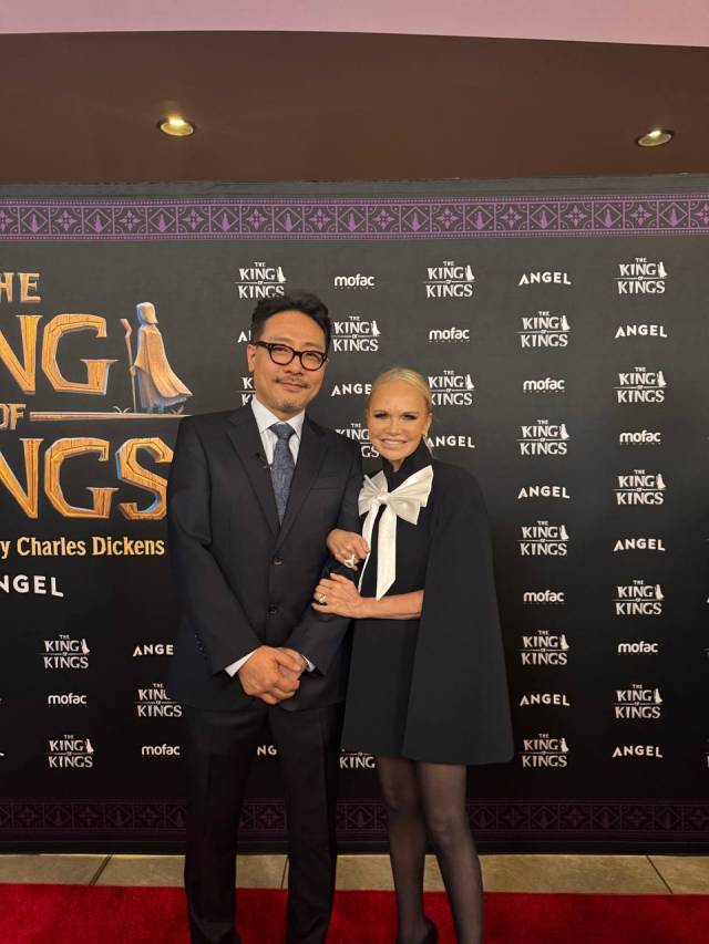 3월 25일(현지 시간) K애니메이션 '킹 오브 킹스'의 미국 현지 시사회 이후 장성호(왼쪽) 모팩 스튜디오 대표가 이 작품의 엔딩곡인 ‘리브 라이크 댓’(Live like that)을 부른 크리스틴 체노웨스와 사진 촬영을 위해 포즈를 취하고 있다. 체노웨스는 뮤지컬 ‘위키드’ 초연 당시 주인공 글린다 역을 맡은 유명 배우 겸 가수다. 사진 제공=에인절스튜디오