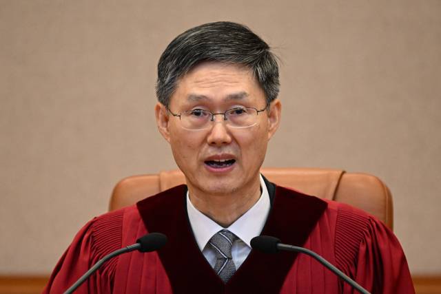 문형배 헌법재판소장 권한대행이 4일 오전 서울 종로구 헌법재판소 대심판정에서 윤석열 대통령 탄핵심판 인용 결정문을 낭독하고 있다. 이날 헌법재판소는 재판관 전원 일치 의견으로 윤 대통령 파면을 결정했다. 뉴스1