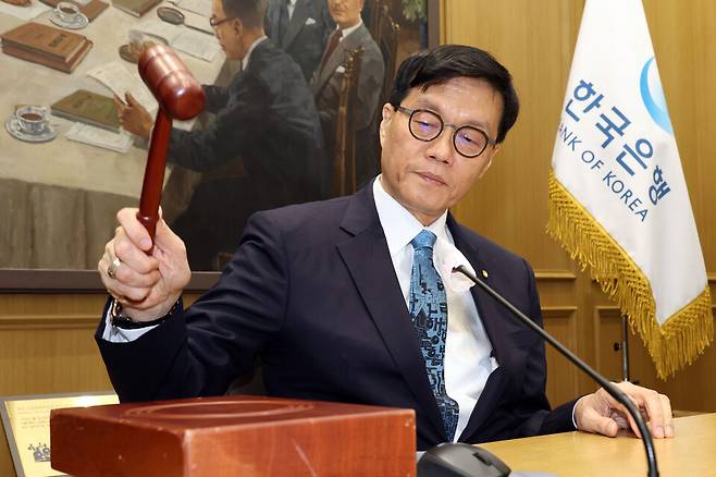 이창용 한국은행 총재가 17일 서울 중구 한국은행 본관에서 열린 금융통화위원회 본회의에서 의사봉을 두드리며 개회 선언을 하고 있다. ⓒ사진공동취재단
