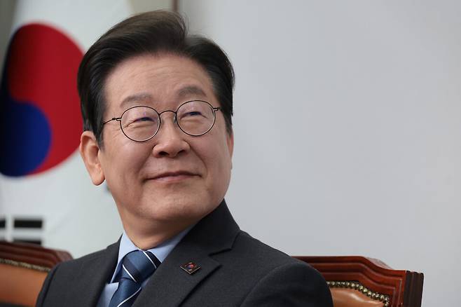 이재명 전 더불어민주당 대표가 지난 4월9일 오전 국회에서 열린 최고위원회의에서 최고위원들의 발언을 경청하고 있다. ⓒ시사저널 박은숙