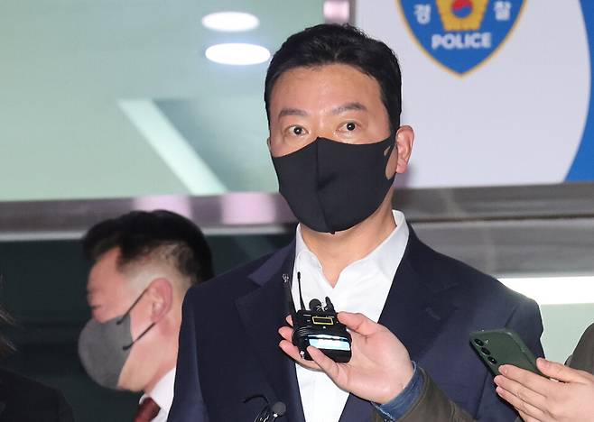 윤석열 대통령에 대한 체포영장 집행을 방해한 혐의를 받는 김성훈 대통령경호처 차장이 3월21일 자신에 대한 구속영장 청구가 기각된 뒤 서울 남대문경찰서를 나서며 취재진의 질문을 받고 있다. ⓒ연합뉴스